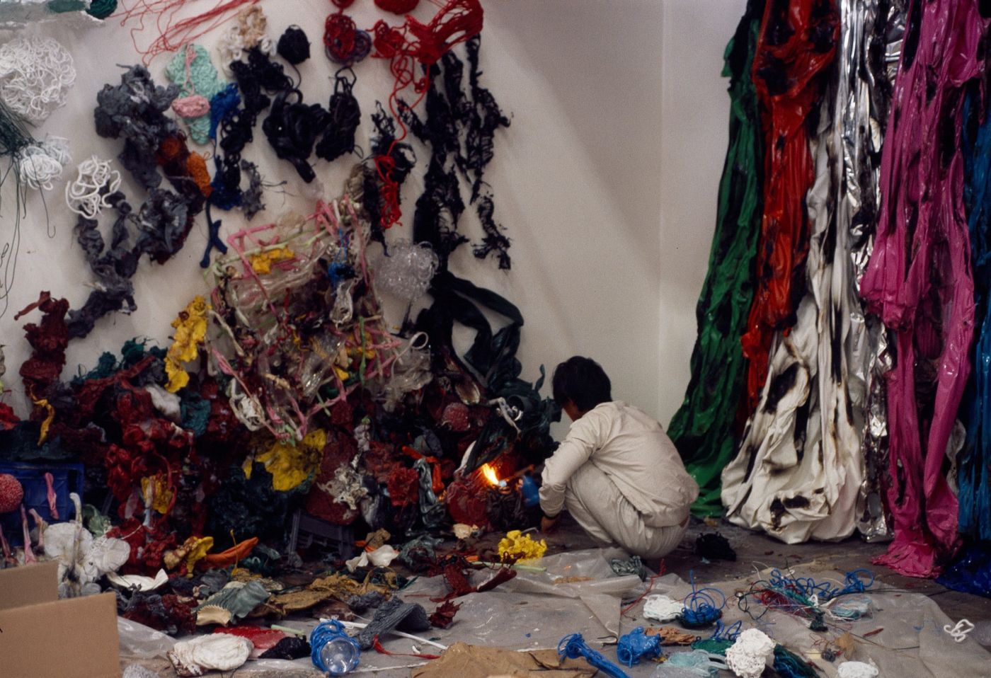 Gu working on his installation in the Magiciens de la terre exhibition, Grand Halle de la Villette, Paris, 1989. Fei Dawei archive at Art Asia Archive. Photo courtesy of Gu Dexin/Jean-Hubert Martin/Fei Dawei.