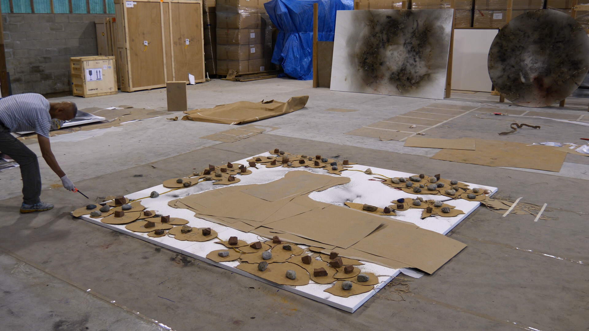 Cai Guo-Qiang creating gunpowder paintings, 2018. Videography by Lin King. Courtesy of Cai Studio.